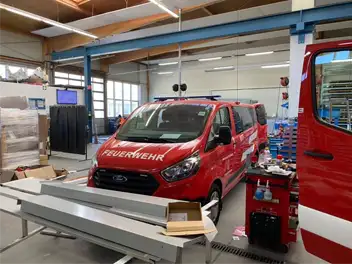 Feuerwehr-Fahrzeug in Werkstatt