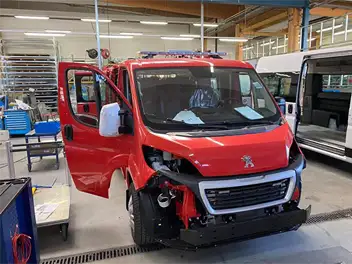 Feuerwehr-Fahrzeug in Werkstatt